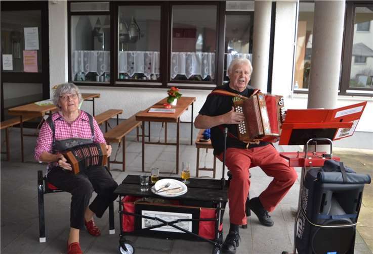 Ehepaar Helga und Peter Roth sorgte mit bekannten, alten Schlagern für den musikalischen Ohrenschmaus. Foto: E.T. Müller