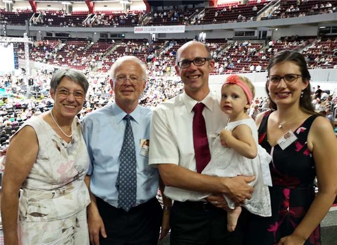 Ehepaar Jeub und Familie Scheeben auf dem Bibelkongress „Die Liebe versagt nie!“ in der Dortmunder Westfalenhalle.Foto: Jehovas Zeugen