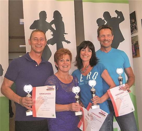 Ehepaar Salzmann und Ehepaar Benda (v.l.n.r.) freuten sich über eine erfolgreiche Teilnahme bei der Westdeutschen Meisterschaft.privat