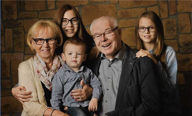 Ehepaar Sauerborn mit ihren Enkeln.privat