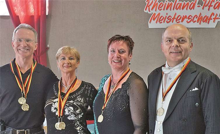 Ehepaar Schneider und Ehepaar Czielinski (v.l.n.r.) waren bei der Landesmeisterschaft der Senioren im Standardtanzen erfolgreich.privat
