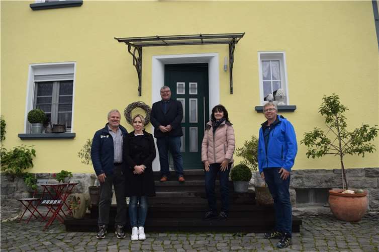 Ehepaar Wald (links) hat ein ehemals landwirtschaftlich genutztes Anwesen im Ortskern von Oberraden vorbildlich saniert. Darüber freuen sich Kreisbeigeordneter Michael Mahlert, die Dorferneuerungsbeauftragte des Kreises, Margit Rödder-Rasbach, und Ortsbürgermeister Achim Braasch. Foto: Kreisverwaltung Neuwied
