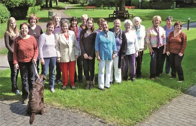 Ehlscheid. Gut gelaunt stellten sich die Sängerinnen des Frauenchores Ehlscheid in der Probenpause dem Fotografen und Chorleiter Sven Hellinghausen. Zur Vorbereitung auf das Chorfest im Kurpark am 15. Juni führten die Damen eine zusätzliche Probe durch. Zwar konnten aus verschiedenen Gründen nicht alle an diesem Tag teilnehmen, aber der Chorleiter war zufrieden mit der Leistung der übrigen Damen.privat