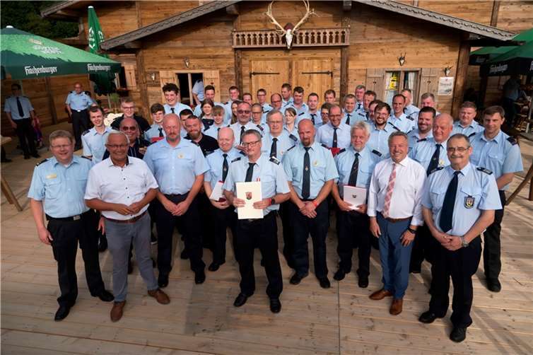Ehre, wem Ehre gebührt: Auf der „Alm“ der Hack AG in Kurtscheid, würdigten Landrat Achim Hallerbach und Verbandsbürgermeister Hans-Werner Breithausen sowie Brand- und Katastrophenschutzinspekteur Holger Kurz und dessen Stellvertreter Volker Lemgen gemeinsam mit Gastgeber Peter Hack eine ganze Reihe von verdienten Feuerwehrkameraden.  Foto: Wolfgang Tischler