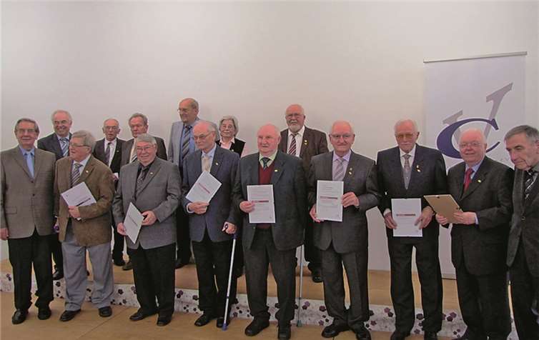 Ehre, wem Ehre gebührt. Bei der Jubilarehrung des Kreischorverbandes Neuwied in Oberraden wurden u.a. für 60 Jahre aktives Singen im Chor Sängerinnen und Sänger aus verschiedenen Chören des Kreisgebietes, umrahmt vom Ehrungsbeauftragten Wolfgang Kocherscheidt und dem Ehrenvorsitzenden Werner Klein (ganz l.) und vom Kreisvorsitzenden Herbert Kutscher (ganz r.), geehrt. SHS