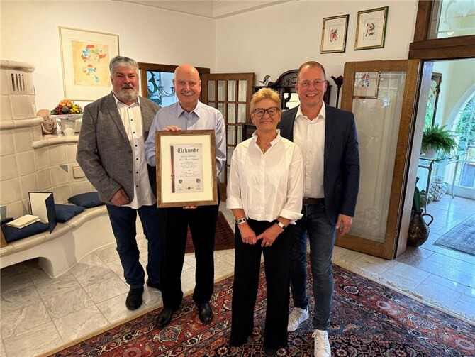 Ehre, wem Ehre gebührt: Bernd Neitzert und seine Ehefrau Jutta freuten sich über die Gratulation von Mendigs Stadtbürgermeister Achim Grün (links) und Jörg Lempertz (rechts), Bürgermeister VG Mendig. Foto: Jörg Lempertz