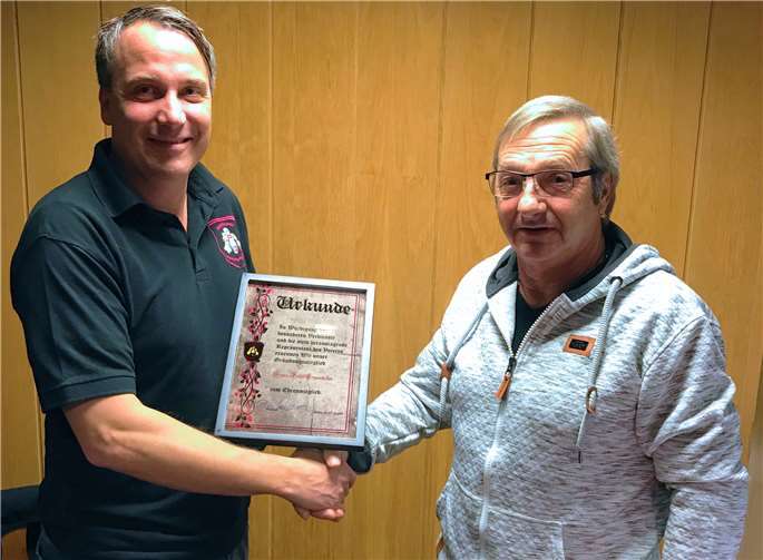 „Ehre, wem Ehre gebührt“: Gründungsmitglied Detlef „Pief“ Leyendecker erhielt von Kegelprinz Thomas Pluta die Ernennungsurkunde zum Ehrenmitglied. Jörg Schrörs