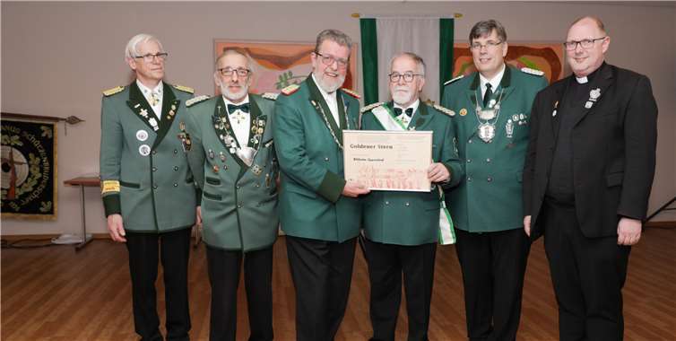Ehre, wem Ehre gebührt: Hubert Meiswinkel, Stefan Langel und Emil Vogt mit dem höchsten Würdenträger des Abends, Wilhelm Ippendorf, daneben Wilhelm Langen und Bezirkspräses Hermann-Josef Zeyen.