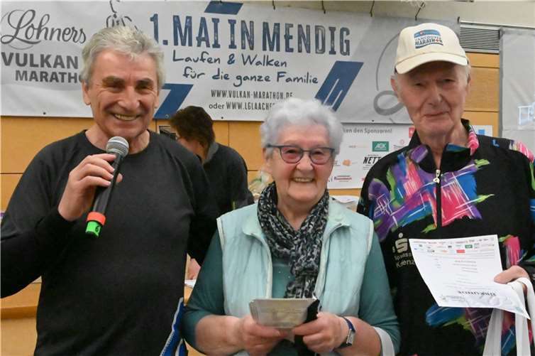 Ehre, wem Ehre gebührt: LG-Vorsitzender Klaus Jahnz (links) mit den beiden ältesten Teilnehmern, Karin Reiter (80) aus Heimersheim und Ewald Roder (86) aus dem Koblenzer Stadtteil Lay.