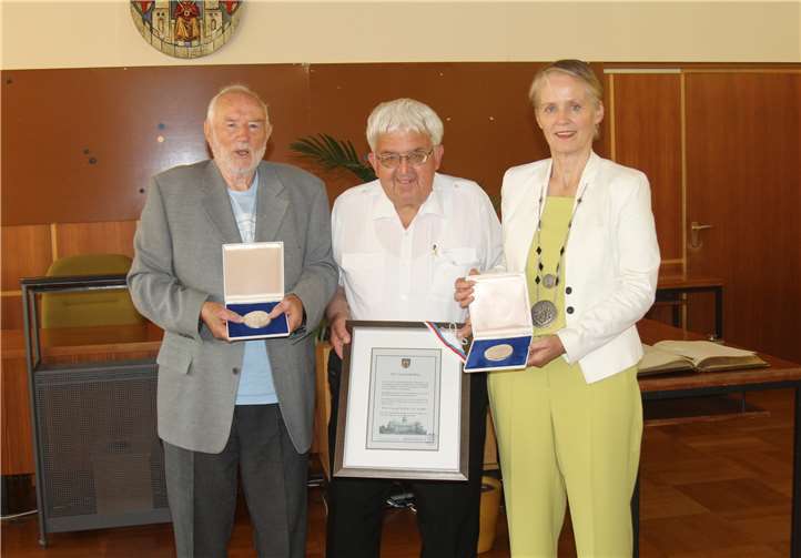 Ehre wem, Ehre gebührt: Stadtbürgermeisterin Gabi Wieland überreichte die Petrusplakette an Albert Kram (links) und Oswald Böckling.Fotos: privat