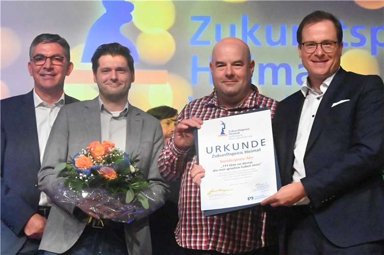 Ehre, wem Ehre gebührt: die beiden Buchautoren Dirk Unschuld (Zweiter von rechts) und Daniel Robbel (Zweiter von links, stellvertretender Chefredakteur von „BLICK aktuell“) mit den beiden Vorständen Walter Müller (links) und Markus Müller.