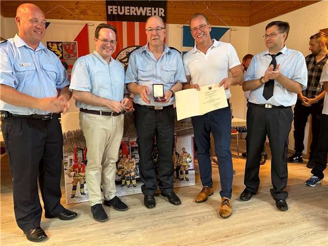 Ehre, wem Ehre gebührt (von links): Andreas Faber, stellvertretender Brand- und Katastrophenschutzinspekteur (BKI) Mayen-Koblenz, Pascal Badziong, Erster Kreisbeigeordneter Mayen-Koblenz, Hermann-Peter Heuft, Jörg Lempertz, Bürgermeister VG, Mendig, und Stephan Schüller, Wehrleiter VG Mendig.  Foto: VG Verwaltung Mendig/Pauly