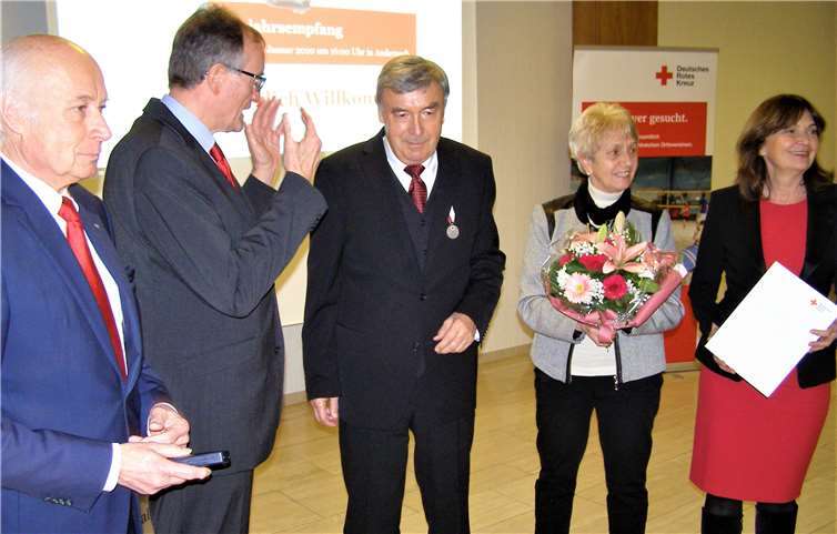 Ehre, wem Ehre gebührt (von links): Bernhard Mauel, Rainer Kaul, Hans Imo mit seiner Ehefrau und die Bundestagsabgeordnete Mechthild Heil.Foto: Lothar Spitzley