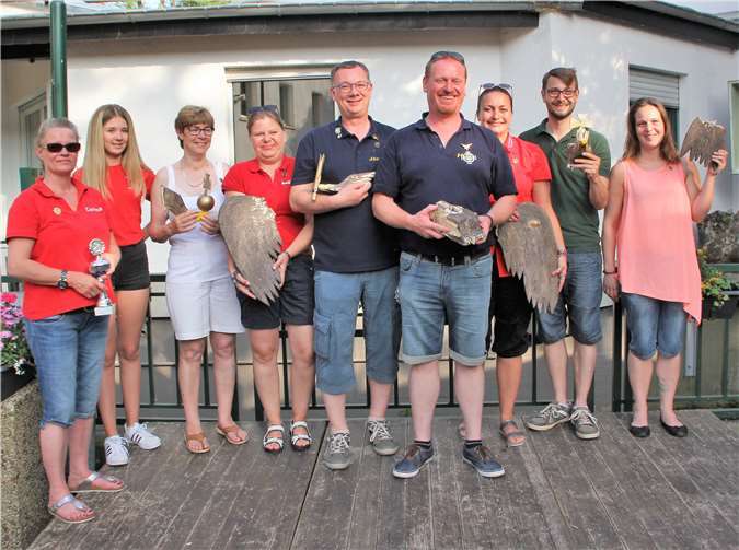 Ehre, wem Ehre gebührt (von links): Corinna Maiworm (für ihre Tochter Emma), Emely Klotz, Anita Neumann, Regina Eßer, Jörg Nawrath, HP Watty, Astrid Fassbender, André Dornbusch und Miron Lentges.EICH