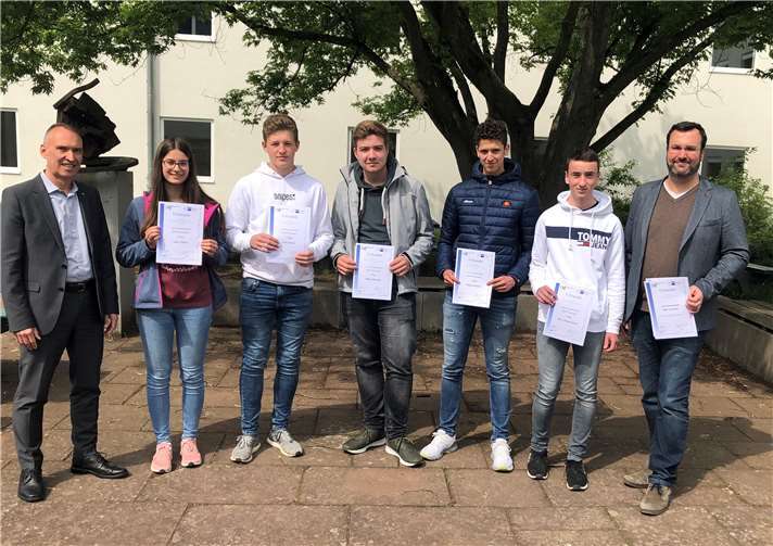 Ehre, wem Ehre gebührt (von links): Dr. Bernd Greulich, Anne Zädow, Luca Josten, Mika Schöning, Fabian Kosak, Marc Heimermann und Marco Müller.Foto: Are-Gymnasium