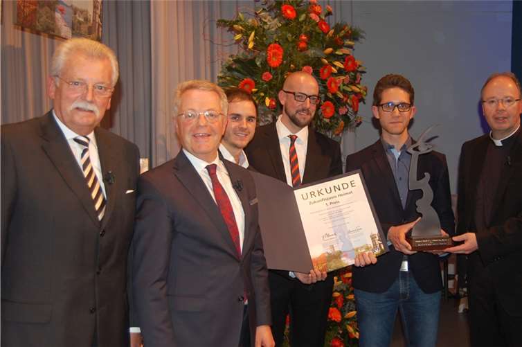 Ehre, wem Ehre gebührt (von links): Jury-Vorsitzender Werner Böhnke, Elmar Schmitz (Vorstandsvorsitzender der Volksbank Rhein/Ahr/Eifel), Benedict Körtgen, Dr. Martin Schiffarth, Andreas Solheid (alle vom Förderverein St.-Josefs-Krankenhaus Adenau) und Bischof Dr. Stephan Ackermann. SK