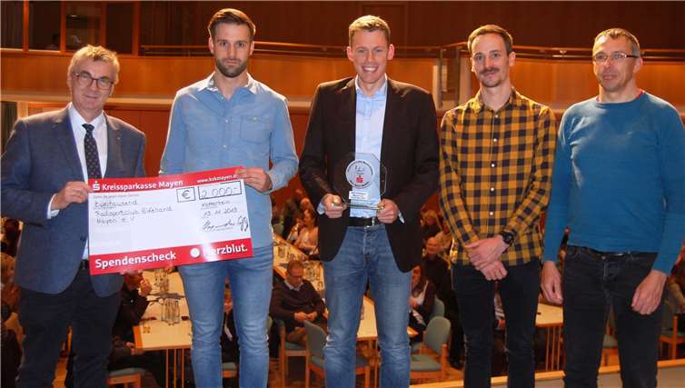 Ehre, wem Ehre gebührt (von links): Landrat Dr. Alexander Saftig zeichnete den RSC Eifelland Mayen mit seinen Vorstandsmitgliedern Jörg Krechel, Martin Reis, Lukas Geisbüsch und Paolo Ferrara mit der Sportmedaille des Kreises Mayen-Koblenz aus. Fotos: SK