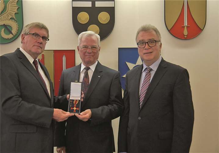 Ehre, wem Ehre gebührt (von links): Landrat Sebastian Schuster, Preisträger Karz-Jürgen von Bonin und Eckhard Maack, Bürgermeister der Gemeinde Swisttal.Gemeinde Swisttal