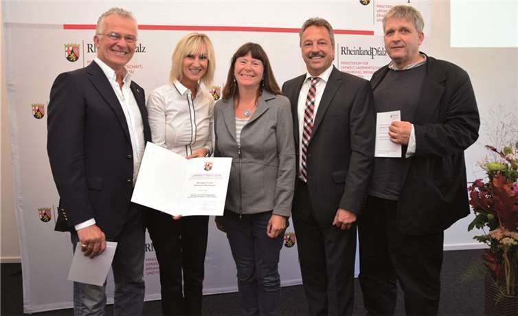 Ehre, wem Ehre gebührt (von links): Matthias und Nicol Gärtner (Firma Biovegan), Ministerin Ulrike Höfken, Bürgermeister Hans-Werner Breithausen und Architekt Dietmar Riecks.Franz Froeßl, Umweltministerium