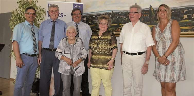 Ehre, wem Ehre gebührt (von links): Ortsbürgermeister Willi Anheier, Karl Heinz Scheuren, Bürgermeister Klaus Bell, Marlies Spurzem (ehemalige Gemeindeangestellte), Doris Scheuren, Bodo Unger (ehemaliger Ortsbürgermeister) und Claudia Schamber.privat