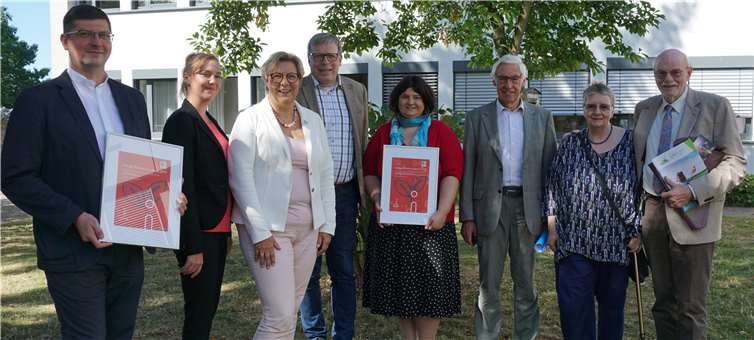 Ehre, wem Ehre gebührt (von links): Pater Marek, Sandra Brüssel, Petra Kalkbrenner, Manfred Hausmann, Melanie Zepp (Schule am Zehnthof), Hermann Schlagheck, Martina Süßenguth-Scheben und Bernd Scheben.Foto: privat