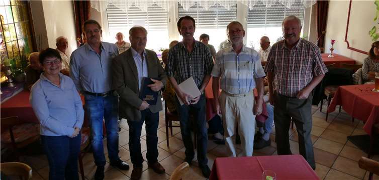 Ehre, wem Ehre gebührt (von links): Petra Schwarz, Gerwig Kaese, Dieter Bäuml, Manfred Schlich, Ludwig Mann und Vorsitzender Günter Schwarz.Foto: privat