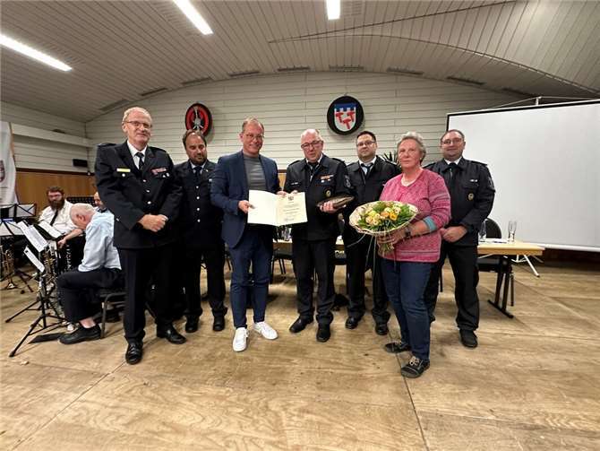 Ehre, wem Ehre gebührt (von links): Rainer Nell, Brand- und Katastrophenschutzinspekteur (BKI) Mayen-Koblenz, Jens Nikolai, Vorsitzender Kreisfeuerwehrverband Mayen-Koblenz, Jörg Lempertz, Bürgermeister VG Mendig, Hermann Peter Heuft, Stephan Schüller, Wehrleiter VG Mendig, Heufts Frau Sabine, und Rolf Daub, Wehrführer Freiwillige Feuerwehr Bell.  Foto: Stefan Pauly/VG-Verwaltung Mendig