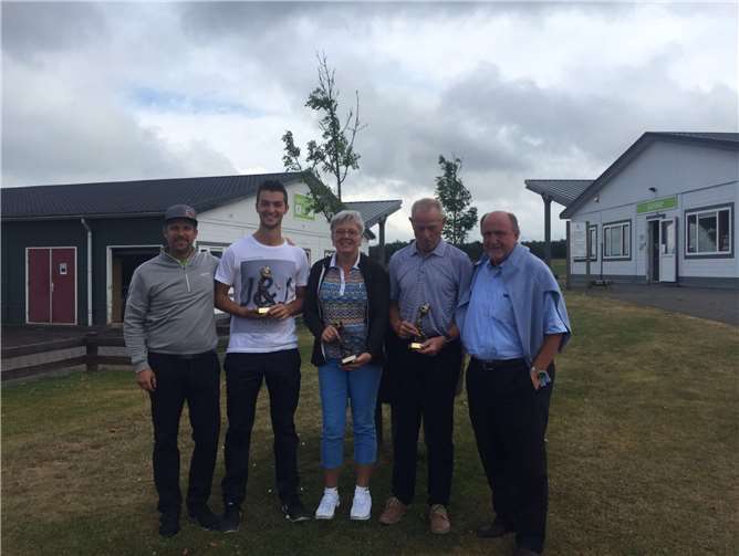 Ehre, wem Ehre gebührt (von links): Spielführer Dominique Münch, Niclas Moser, Andrea Dutschke, Fred Weiß und Manfred Ostermann, der Präsident des GC Cochem.privat