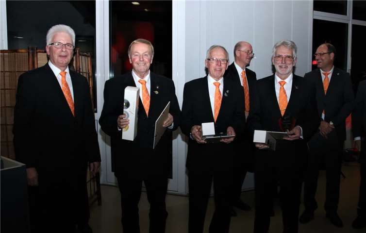 Ehre, wem Ehre gebührt (von links): Vorsitzender Ulrich Buscher mit den Sängern Georg Rasbach, Edmund Knopp und Klaus Conredel.Foto: privat