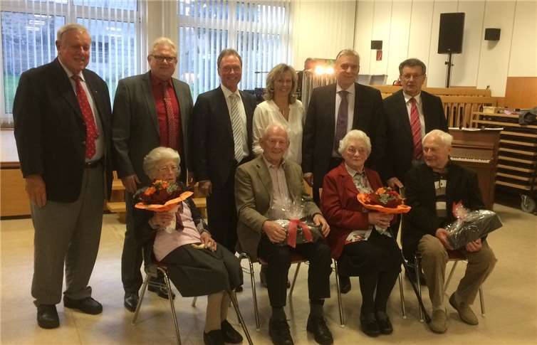 Ehre, wem Ehre gebührt (vorn von links): Thekla Seul, Alfred Knier, Josefine Müller und Walter Jülich wurden ausgezeichnet. Hinten von links: Roland Walther (Seniorenbeirat), Albrecht Schmitz (Beigeordneter), der Ortsvorsteher Alfons Schumacher, die stellvertretende Ortsvorsteherin Bärbel Schäfgen, Bürgermeister Claus Peitz und der Beigeordnete Rainer Neidhöfer.privat