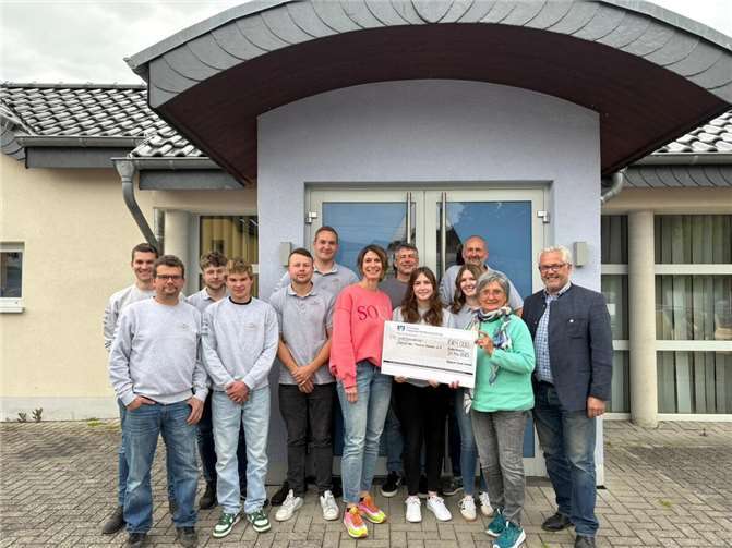 Ehrenamt mit Herz: Kalenborner Bobbycar-Freunde übergeben Scheck an Hilfsverein.  Copyright: Kurt Schlich