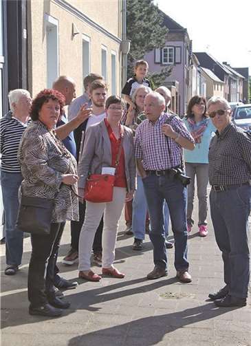 Ehrenamt und Verkehr waren Themen, als Bürgermeisterkandidatin Gisela Hein in Ollheim unterwegs war. privat