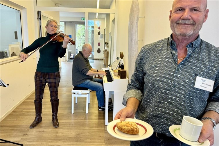 Ehrenamtler wie Kurt Schmitz richten regelmäßig das Begegnungscafé im Hospiz für An- und Zugehörige aus und servieren Kaffee und Kuchen