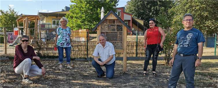 Ehrenamtlich Aktive kümmern sich intensiv über das selbst zusammengebaute Insektenhotel in den Goethe-Anlagen. Foto: Stadt Neuwied