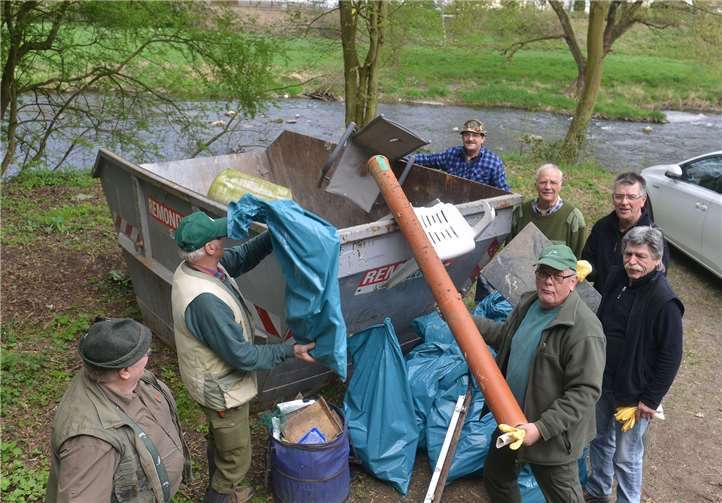Ehrenamtlich in Aktion beim Dreckweg-Tag: Die Vereinsmitglieder des Fischereiverbandes Ahr e.V. packten 2017 tatkräftig mit an. Kreisverwaltung Ahrweiler