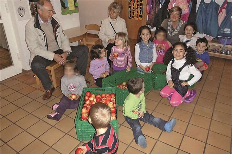 Ehrenamtliche Helfer der Rheinbach-Meckenheimer Tafel erfreuten die Kinder der KiTa Hopsala mit vielen Äpfeln. privat