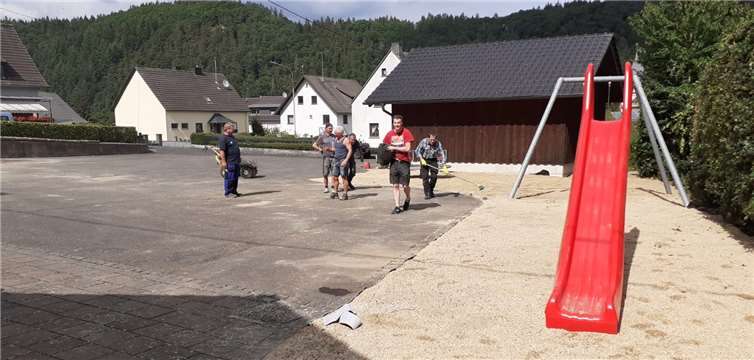 Ehrenamtliche Helfer des Bürgervereins Kaltenborn-Hochacht haben auf dem Spielplatz Rollkies verlegt und eine Rutsche aufgestellt. Foto: privat