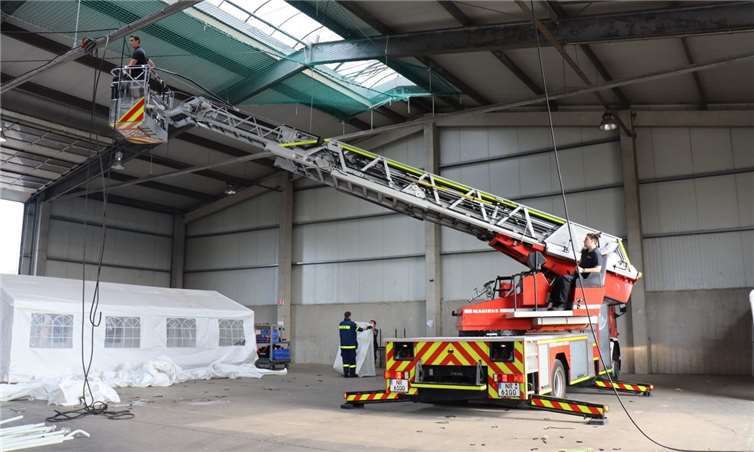 Ehrenamtliche Kräfte von Feuerwehr und THW haben die Fieberambulanz am Samstag auf das vierspurige System umgebaut. Foto: Technische Einsatzleitung Neuwied