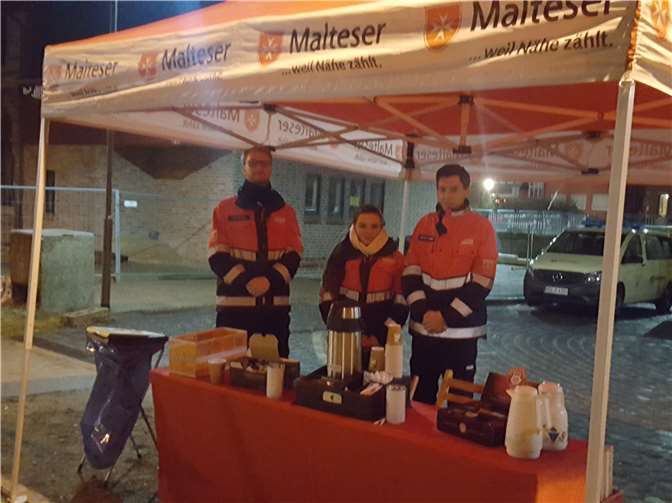 Ehrenamtliche Malteser Helferinnen und Helfer verschenken Adventskaffee am Bahnhof.privat