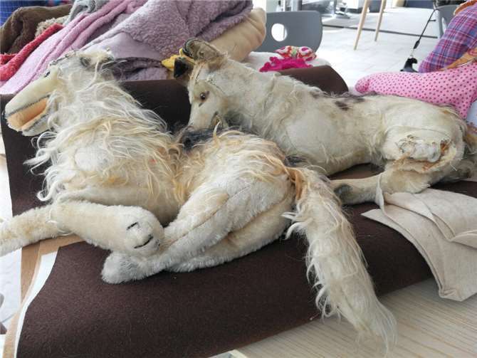 Ehrenamtliche Mitglieder des Kreativtreffs reparieren Kuscheltiere in der Kuscheltierklinik Meckenheim.  Foto: privat