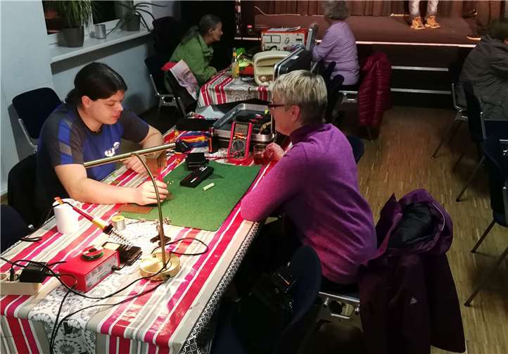 Ehrenamtliche bei der Reparatur Fotos: Jukz Lahnstein
