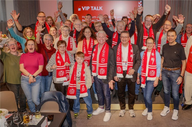 Ehrenamtliche der KoblenzerBürgerStiftung mit Lotto- Geschäftsführer Jürgen Häfner, Entertainer Guido Canz und weiteren Gästen