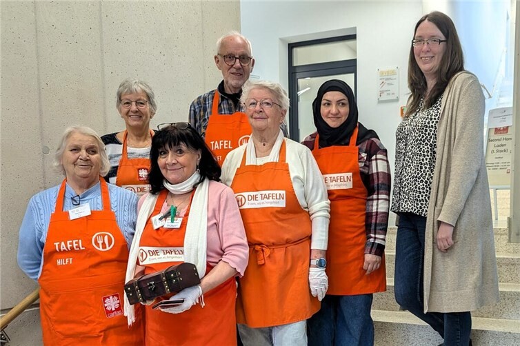 Ehrenamtliche der Tafel bei Übergabe der Spende durch Lena Gartner (r.).Foto: Dietmar Barth