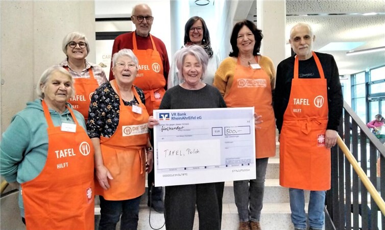 Ehrenamtliche der Tafel bei der Übergabe der Spende durch Rupertina Engel und Anne Stroot, Vertreterinnen des Dorfvereins Lonnig e.V. (Mitte).