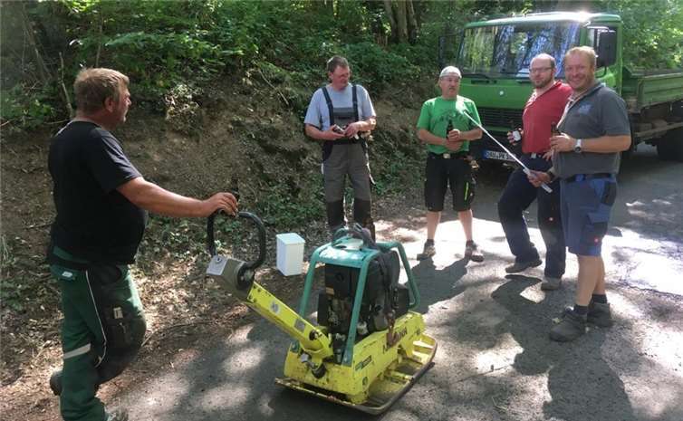 Ehrenamtliche des Backesvereins Jammelshofen haben die Fahrbahn ausgebessert. Foto: privat