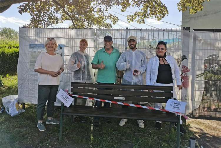 Ehrenamtliche haben die Bänke aufgefrischt.Foto: Julia Frericks