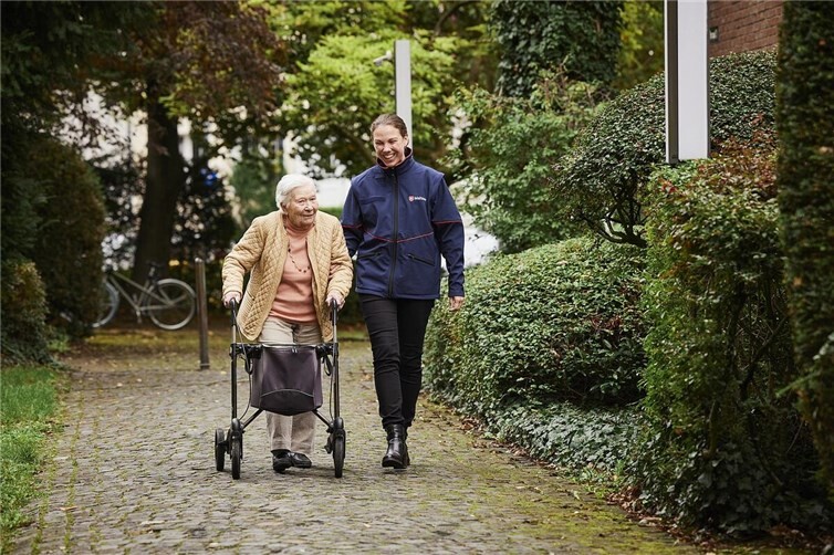 Ehrenamtliche im Besuchs- und Begleitungsdienst „mobil & mittendrin“ begleiten ältere oder hilfsbedürftige Menschen zum Beispiel bei gemeinsamen Einkaufsterminen, unterstützen bei organisierten Ausflügen oder besuchen sie regelmäßig zu Hause, um Zeit miteinander zu verbringen.