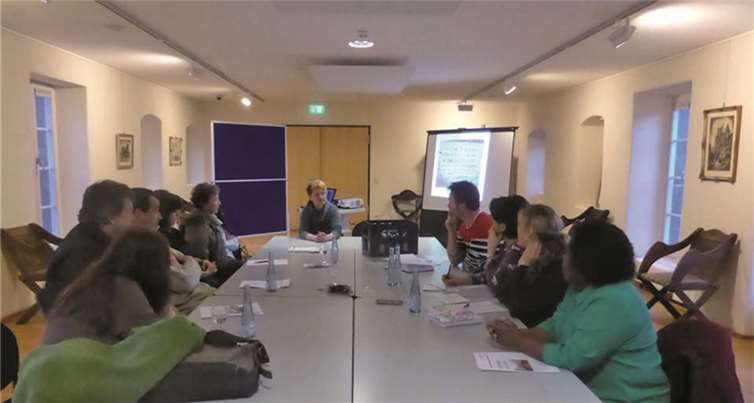 Ehrenamtliche in der Pfarreiengemeinschaft Cochem unter Leitung von Bernd Berenz im Gespräch mit Andrea Scheuren, Sozialamt der Verbandsgemeinde Cochem.privat