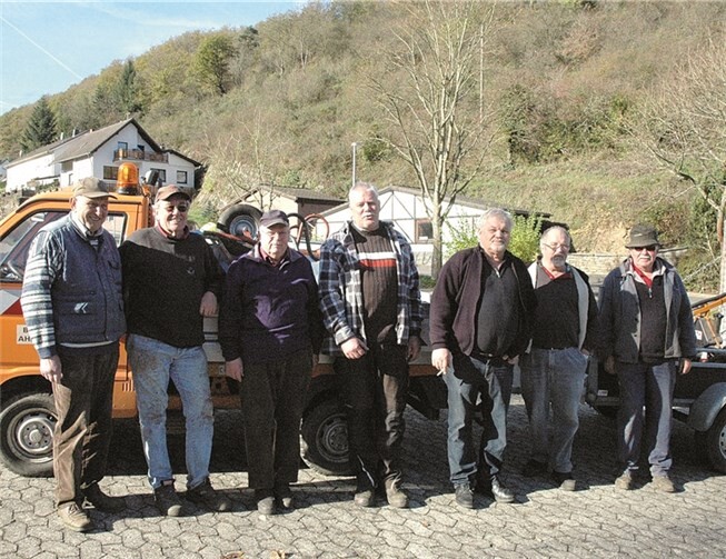 Ehrenamtlicher Einsatz am Friedhof Ahrbrück. UM
