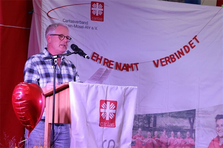Ehrenamtlicher Georg Schorn bedankte sich im Namen aller Ehrenamtlicher beim Caritasverband und seinen Mitarbeitenden, dass sie ihrem Ehrenamt einen Rahmen geben. 